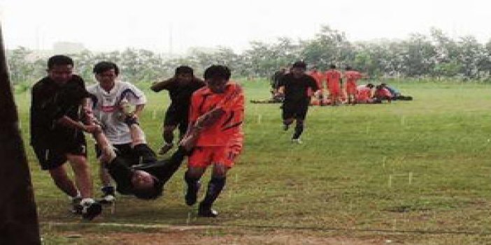 Futbol sahasına yıldırım düştü