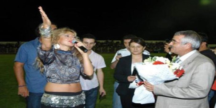 Karabükspor'dan Hadise'li açılış