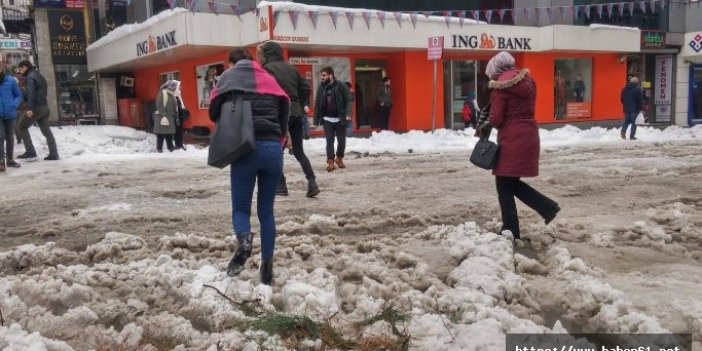 Trabzon'da trafik durdu - Maraş caddesi trafiğe kapatıldı