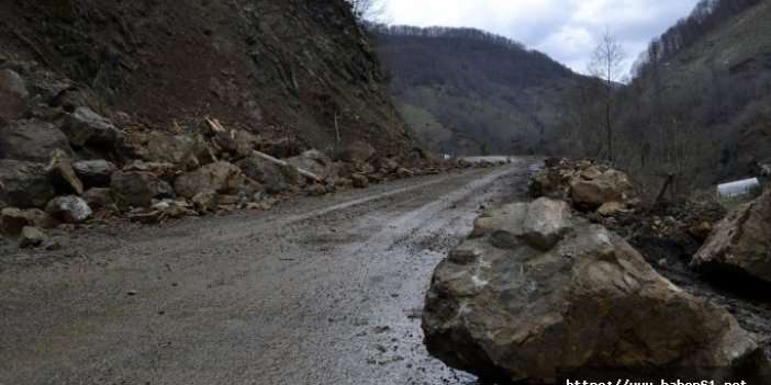 Heyelan oldu yol kapandı