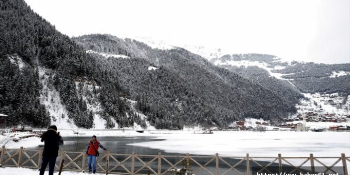 Turistler beyaza bürünen Uzungöl'den vazgeçmedi