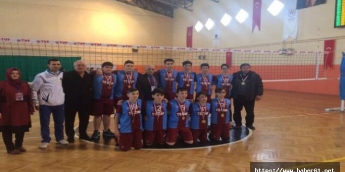 Sürmeneli Yıldız Voleybolculer  şampiyon oldu