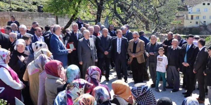 Yol için evini yıktırdı