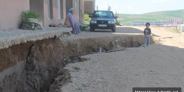 Bayburt’ta çöken yol tehlike saçıyor