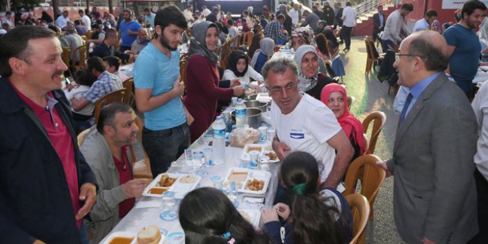 Gümrükçüoğlu: "El ele omuz omuza Yomra’nın hizmetindeyiz"