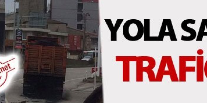 Yola kömür saçan kamyon trafiği felç etti