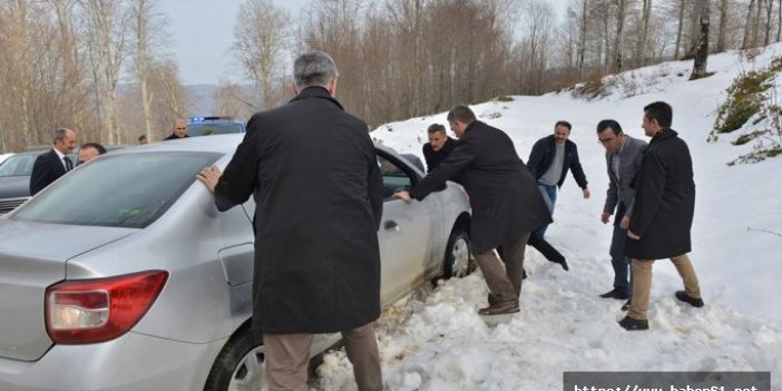 Samsun Valisi, aracıyla kara saplanan bir vatandaşa yardım etti 