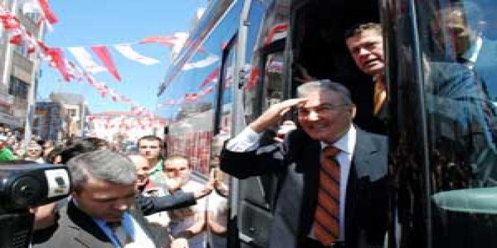 Deniz Baykal Trabzon'dan geçti