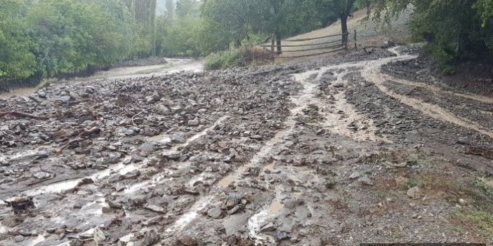 Sağanak yağış yolu kapattı