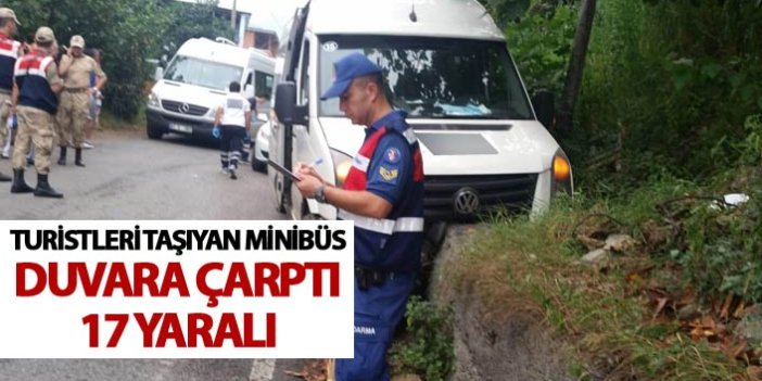 Turistleri taşıyan minibüs duvara çarptı: 17 yaralı