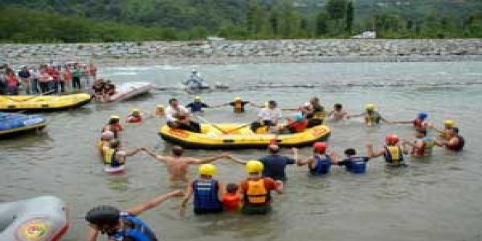 Rize'de rafting şenliği