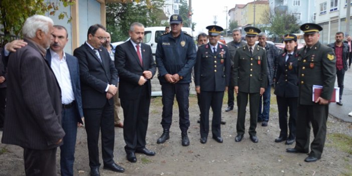 Şehit olan askerin babaevine Türk bayrağı asıldı