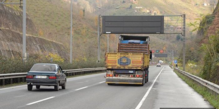 Karadeniz sahil yolunda levhalar karardı