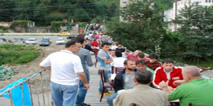 Rize'de asma köprüde iftar