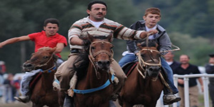 Atlar altın kemer için yarıştı