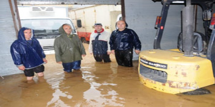 Rize'de iş yerlerini su bastı