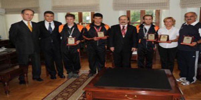 Başkan'dan sporculara plaket