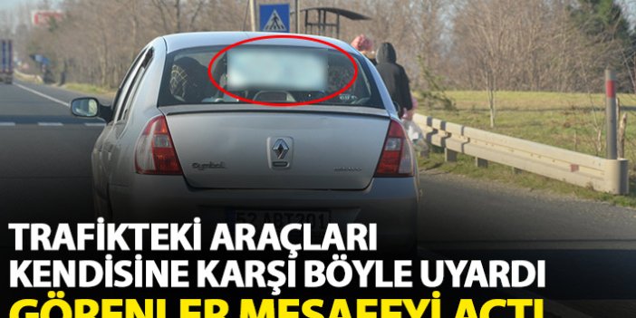 Trafikteki araçları kendisine karşı böyle uyardı