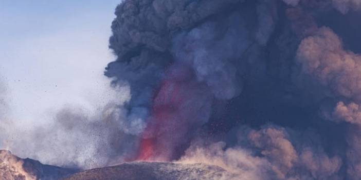 Etna Yanardağı lav püskürtmeye devam ediyor