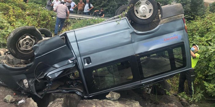 Rize'de araç denizdeki kayaların üzerine uçtu! 1'i çocuk 5 yaralı