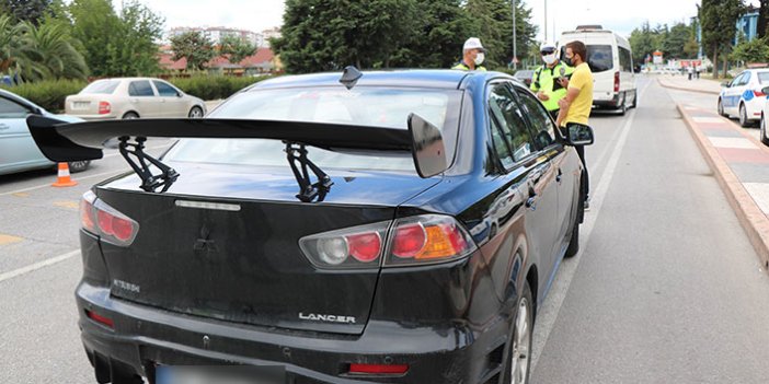 Trafik polislerinden modifiyeli araç denetimi