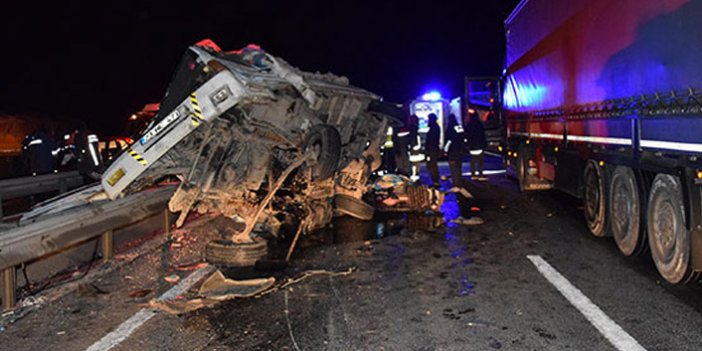 Kamyonet, TIR'a çarptı: Anne- kız öldü, 5 kişi yaralandı