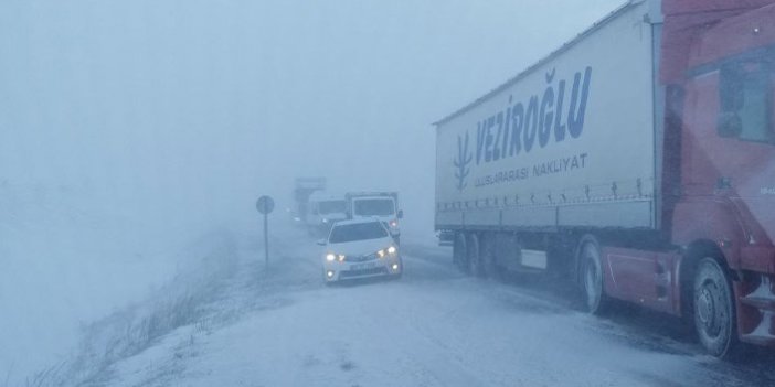 Sahara Geçidi'nde kar engeli