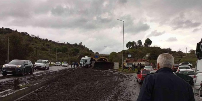 Gübre yüklü kamyon devrildi, karayolunda 10 kilometre araç kuyruğu oluştu