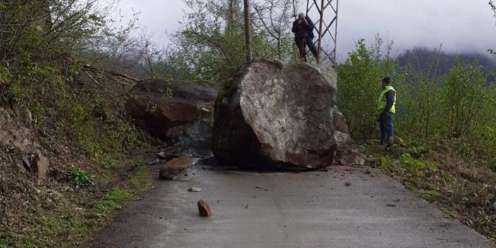 Artvin'de korkutan anlar! Dev kaya yola düştü