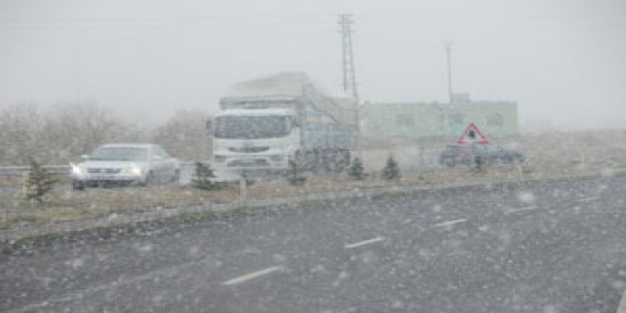 Kayseri'de kar yağıyor