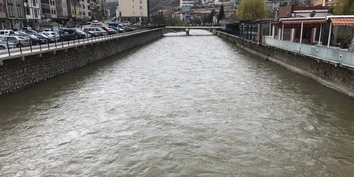 Bayburt'ta su seviyesi azalan Çoruh Nehri'nin yağışlar sonrası debisi arttı