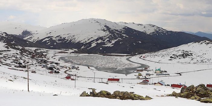 Bayburt'ta Aydıntepe Göleti ilkbaharda buzla kaplı