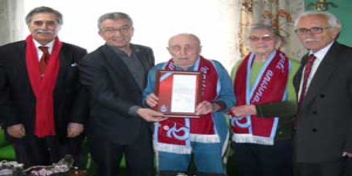 Divan'dan Hayri Gür'e plaket