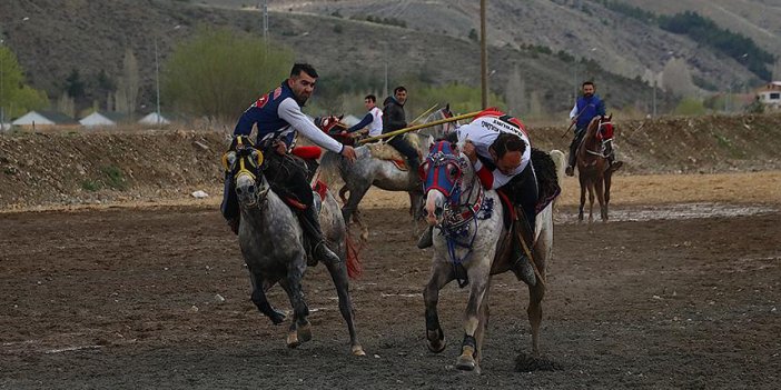 Bayburt'ta cirit sporcularından atlı gösteri