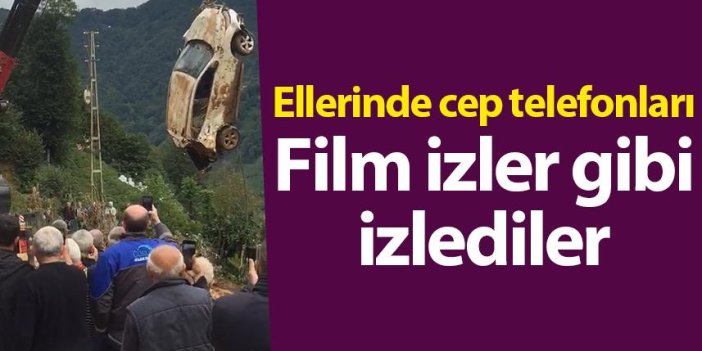 Rize'de aracın kurtarılmasını film izler gibi izlediler