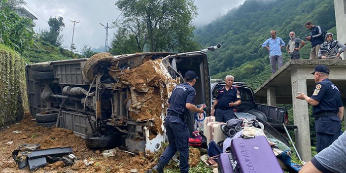 Rize’de Trabzon plakalı tur minibüsü devrildi: 24 yaralı