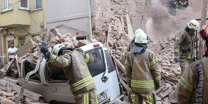 İstanbul’da 4 katlı metruk binanın duvarı çöktü