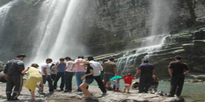 Tortum Şelalesi kurtarıldı