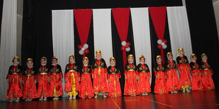 Trabzon'da ilkokul öğrencileri gösterilerini sergiledi