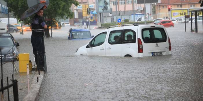 Başkenti bir kez daha sel bastı! Caddeler göle döndü