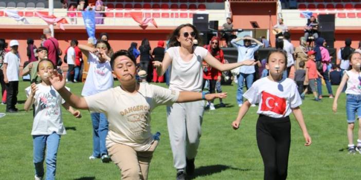 Gümüşhane’de karnesini alan çocuklar Yenişehir Stadyumu'nda doyasıya eğlendi