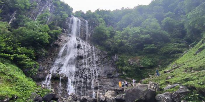 Artvin'de Mençuna Şelalesi'ne ziyaretçi akını