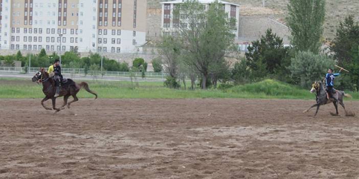 Bayburt'ta yağışlar durdu ciritçiler sahaya indi