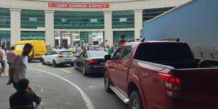 Gece yarısına kadar vakitleri var! Sınır kapısında 15 km araç kuyruğu oluştu