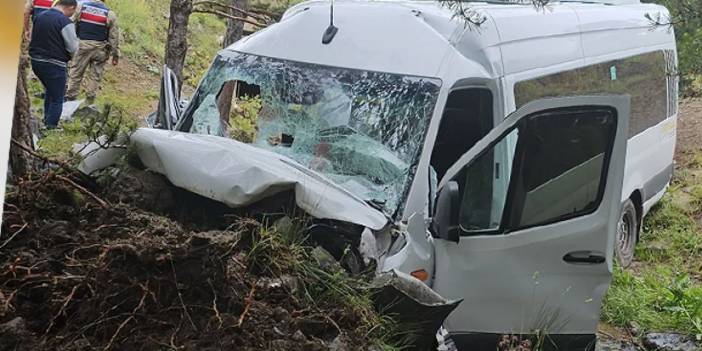 Erzincan'da düğünden dönen minibüs şarampole devrildi! 4 ölü, 10 yaralı