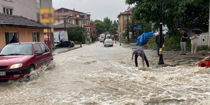 Bartın'da sağanak etkili oldu! Ev ve iş yerlerini su bastı