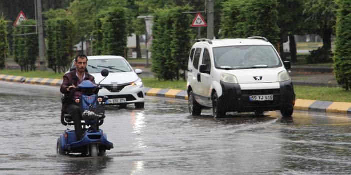 Trabzon'da sağanak yağış hayatı olumsuz etkiledi