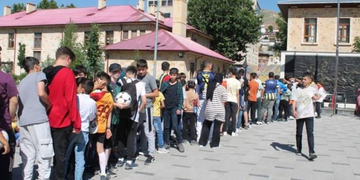 Bayburt'ta Hakan Çalhanoğlu kuyruğu! Sıraya girdiler