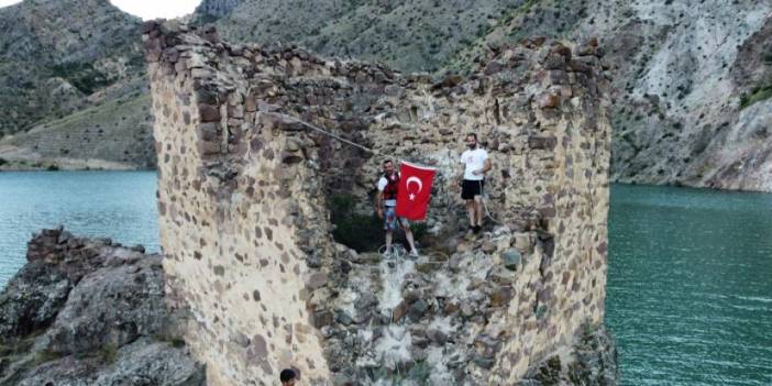 Artvin'de 15 Temmuz anısına sular altında kalan kaleye Türk bayrağı asıldı