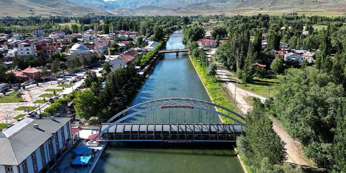 Bayburt'ta nehir üzerine yapılan cam köprü turizme katkı sağlıyor